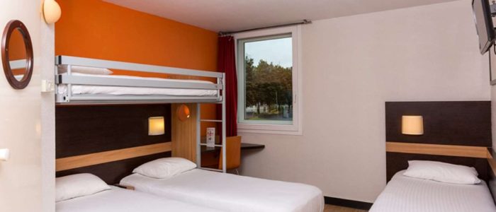 room-4-people-in-3-or